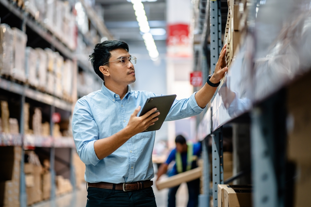 Invoice factoring can help you manage large orders and contracts and improve operational efficiency. Learn how it works and how to get started here.